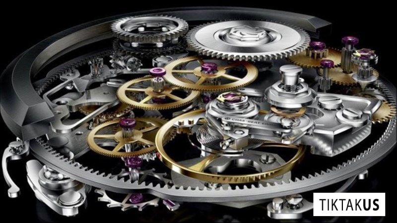 Nguyên lý hoạt động của đồng hồ cơ dựa trên sự chuyển đổi năng lượng từ dây cót thành chuyển động cơ khí của kim đồng hồ