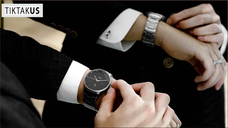 Đồng hồ đeo tay, dù đơn giản, là một công cụ hữu ích để quản lý thời gian và tăng năng suất.