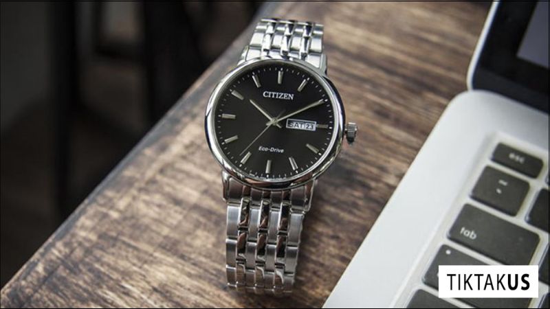 Không dùng pin, toàn bộ hoạt động của đồng hồ cơ đến từ sự phối hợp của các bộ phận cơ khí tinh vi.