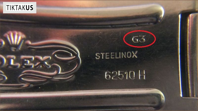 Mở khóa dây và quan sát mặt trong để tìm clasp code.
