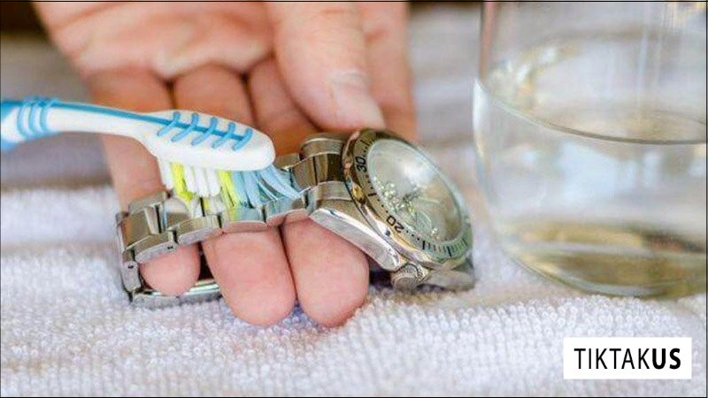 Cách làm sạch đồng hồ Baby-G trắng bằng giấm ăn