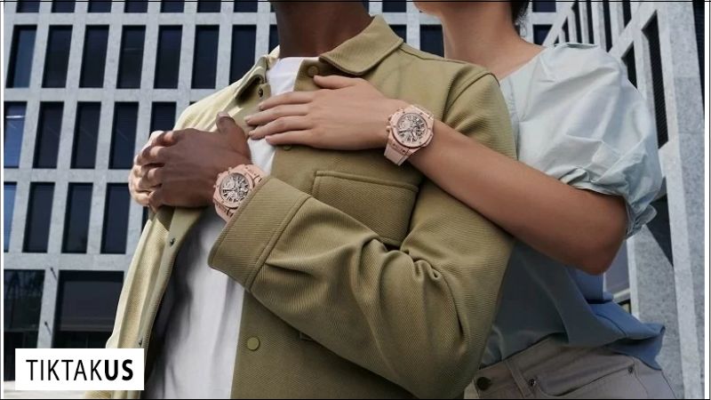 Đồng hồ Hublot thường được đeo ở cổ tay chủ đạo (thường là tay trái)