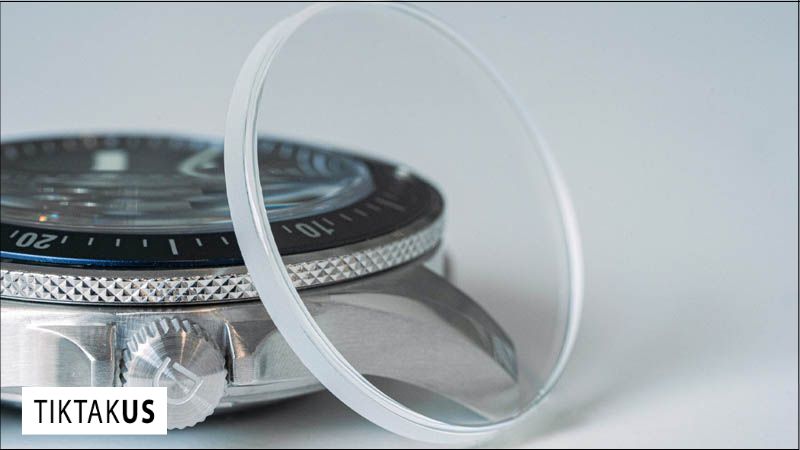 Cả kính Sapphire và kính khoáng đều có độ trong suốt tốt, cho phép người dùng dễ dàng quan sát thời gian
