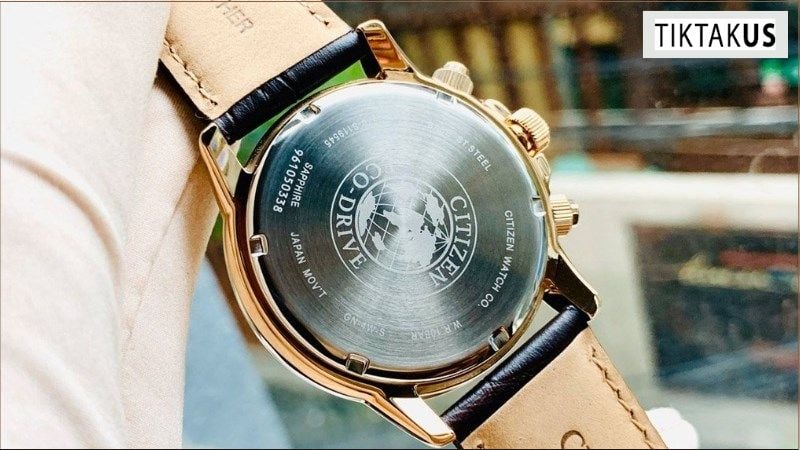 Thông tin về khả năng chống nước cũng thường được khắc trên nắp đáy.