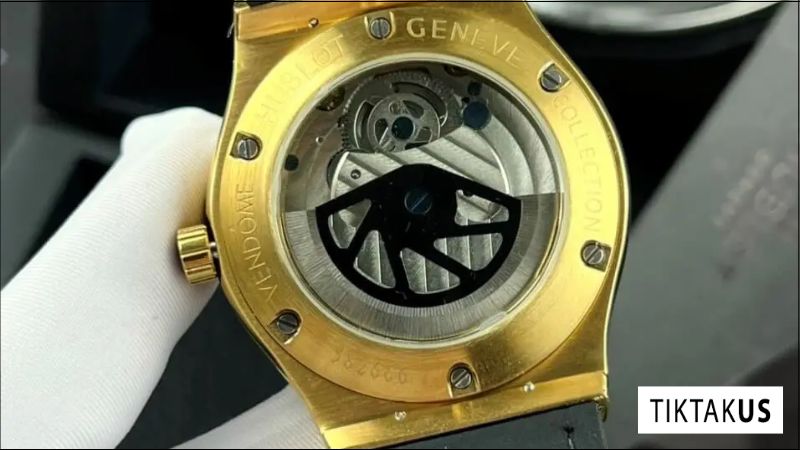 vàng là kim loại quý hiếm nên giá thành của những chiếc đồng hồ Hublot sử dụng vàng thường rất cao