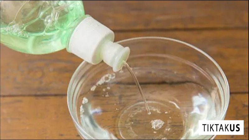 Cách làm sạch đồng hồ Baby-G trắng bằng nước rửa chén/sữa tắm