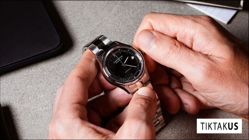 Nếu crown đồng hồ của bạn bị lỏng, lời khuyên tốt nhất là mang ngay đến trung tâm bảo hành