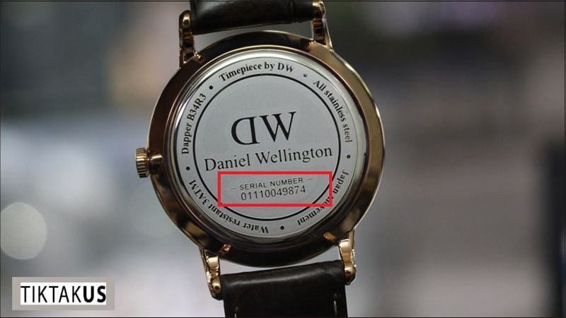 Kiểm tra tem, mã code và số seri là một bước quan trọng để xác minh tính chính hãng của đồng hồ Daniel Wellington.
