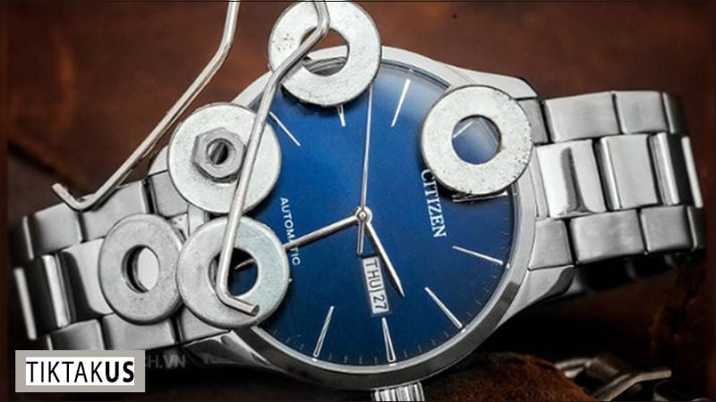 Từ trường có thể làm ảnh hưởng đến hoạt động của bộ máy đồng hồ cơ, khiến đồng hồ chạy nhanh hoặc chậm