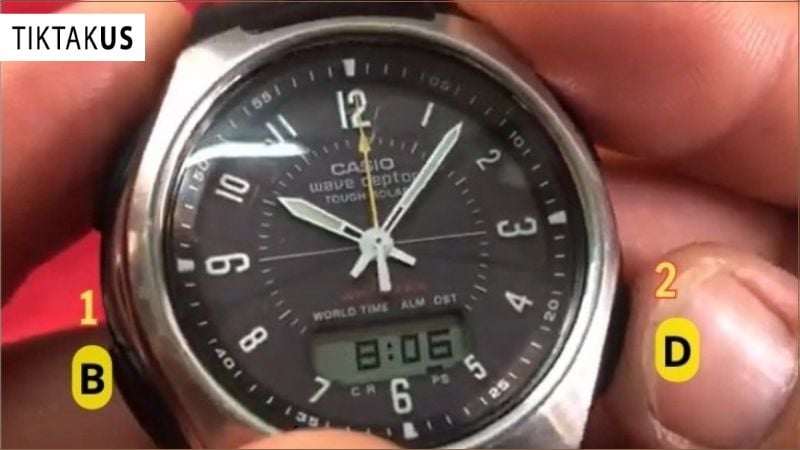 Bạn có thể nhấn nút D để chỉnh giờ