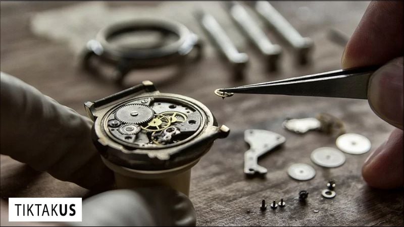 Mang đồng hồ đến trung tâm sửa chữa đồng hồ uy tín để được các chuyên gia kiểm tra và sửa chữa.