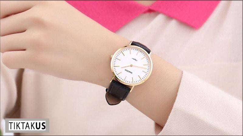 Màu sắc đồng hồ cũng ảnh hưởng đến tổng thể trang phục và phong cách của bạn