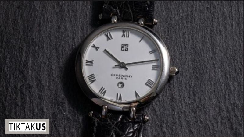 Để đảm bảo độ chính xác và độ bền bỉ, Givenchy sử dụng cả hai loại bộ máy phổ biến trong ngành đồng hồ: quartz và automatic