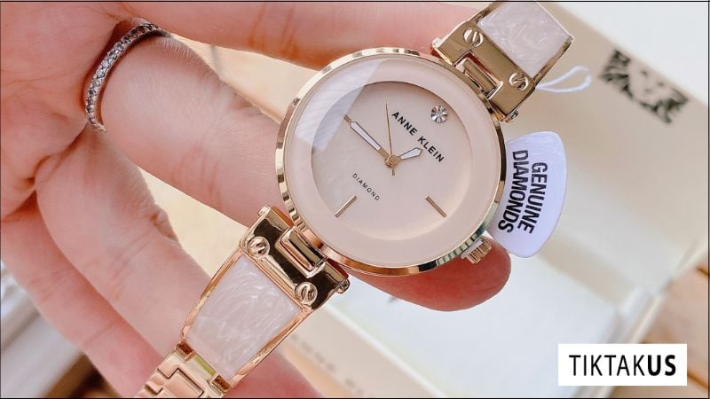Anne Klein là thương hiệu đồng hồ nữ nổi tiếng với thiết kế sang trọng, tinh tế và nữ tính đậm chất Mỹ