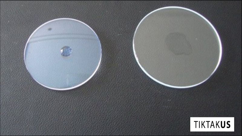 Việc phân biệt kính Sapphire và kính khoáng đôi khi không dễ dàng chỉ bằng quan sát thông thường