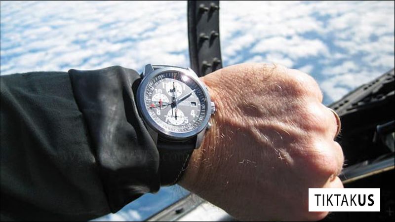 Biểu tượng dấu tam giác ở vị trí 12 giờ