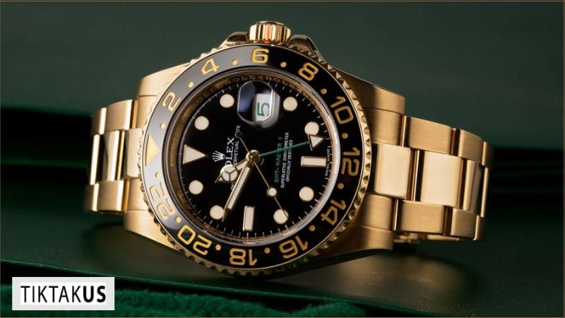 Nếu đồng hồ GMT của bạn có vòng bezel xoay 24 giờ, bạn có thể tận dụng nó để theo dõi thêm múi giờ thứ ba.