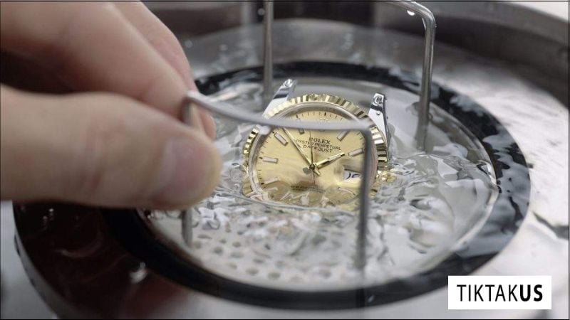 Giống như bất kỳ cỗ máy nào, đồng hồ cơ cần được bảo dưỡng định kỳ để hoạt động trơn tru và bền bỉ.