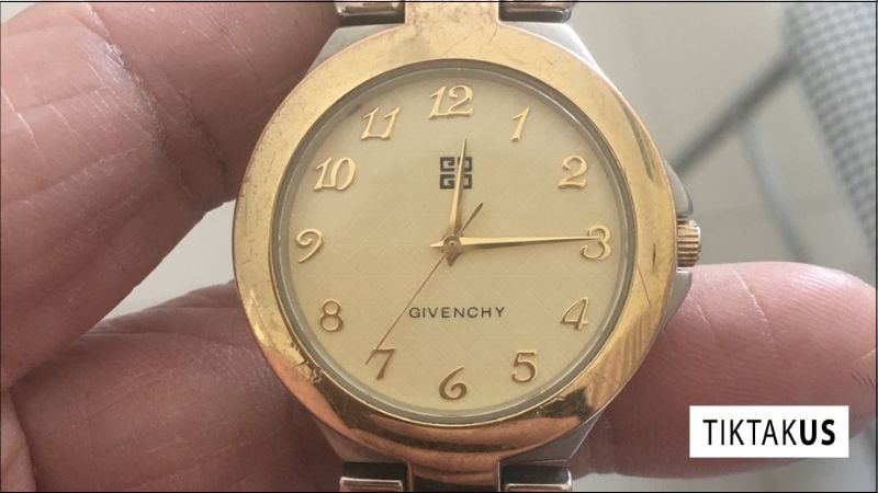 Lấy cảm hứng từ dòng túi xách Antigona nổi tiếng, đồng hồ Givenchy Antigona sở hữu thiết kế mạnh mẽ và cá tính