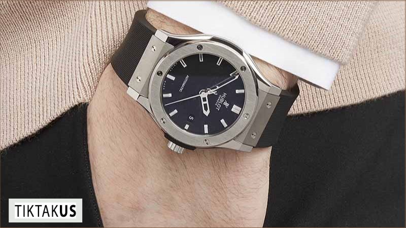 Đeo đồng hồ Hublot dây cao su