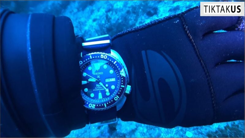 Kim và vạch số dạ quang phát sáng trong bóng tối