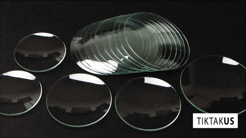 Việc lựa chọn giữa kính Sapphire và kính khoáng phụ thuộc vào nhiều yếu tố, bao gồm nhu cầu sử dụng, ngân sách