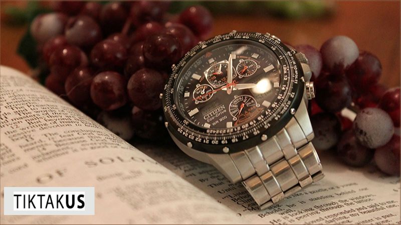 Lord Kelvin (William Thomson) lần đầu tiên đề xuất ý tưởng sử dụng dao động nguyên tử để tạo ra&nbsp;chiếc đồng hồ.