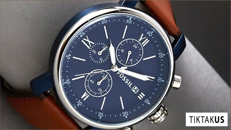Đồng hồ Fossil automatic (tự động) thường tự động cập nhật ngày nhờ cơ chế lên dây cót tự động.