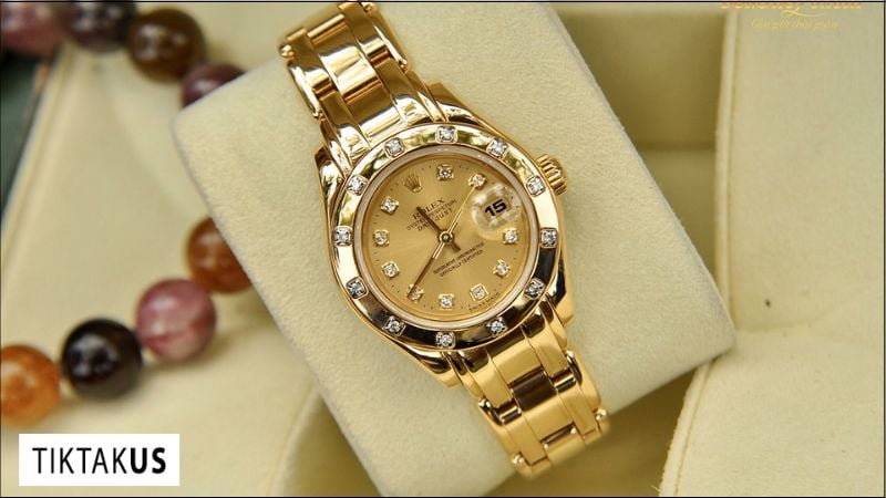 Đồng hồ vàng thật sẽ có các ký hiệu (hallmark) rõ ràng, sắc nét, thể hiện hàm lượng vàng và nguồn gốc xuất xứ