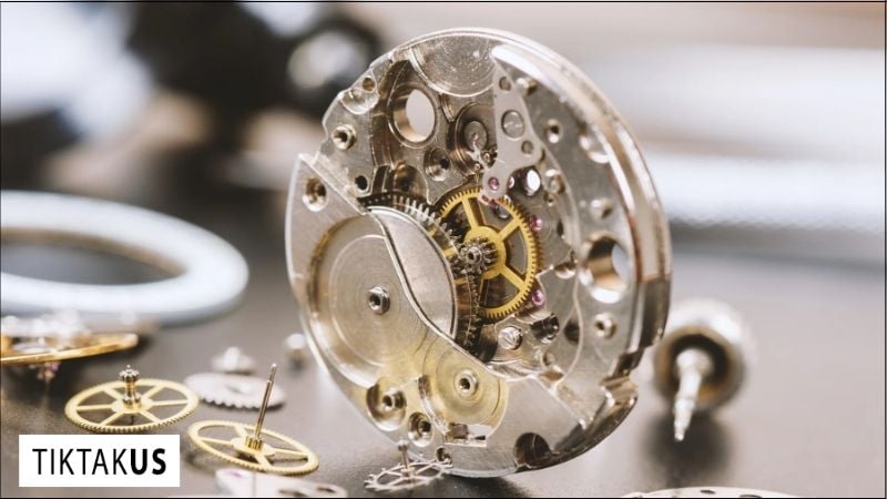 Bên trong bộ máy phức tạp của đồng hồ cơ,Khi gặp phải các vấn đề này, tốt nhất bạn nên mang đồng hồ đến trung tâm bảo hành hoặc thợ sửa chữa đồng hồ một số bộ phận dễ bị hỏng hóc hơn so với những bộ phận khác