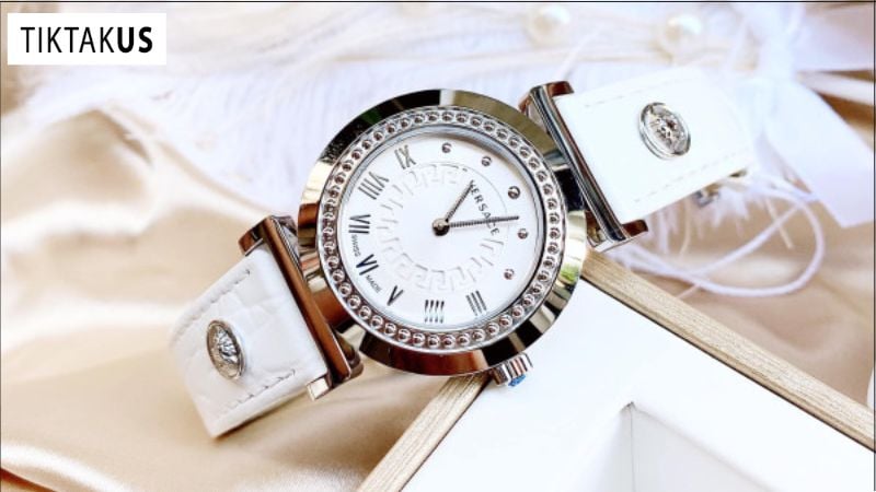 Dây da đồng hồ Versace chính hãng thường được làm từ da bê hoặc da cá sấu cao cấp