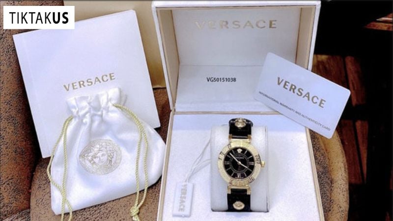 Logo Versace trên hộp, thẻ bảo hành và các phụ kiện khác phải chính xác, sắc nét, không bị mờ, nhòe hoặc sai lệch.