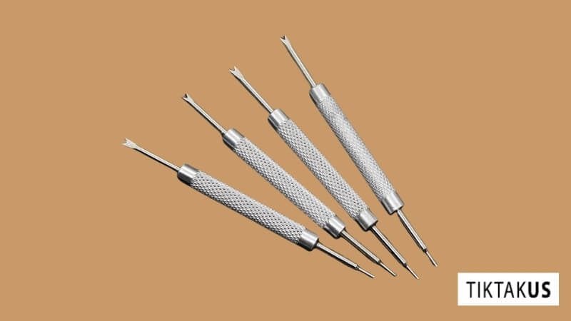 Chuẩn bị dụng cụ tháo chốt cài cho đồng hồ