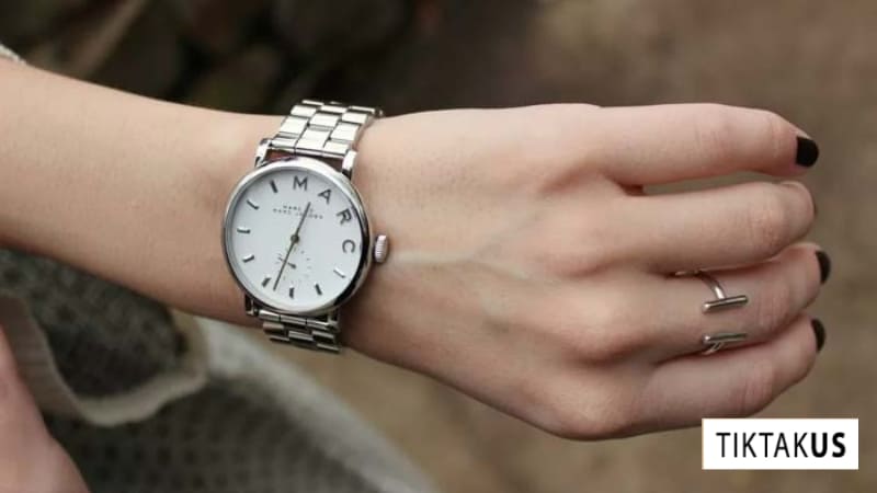 Chọn đồng hồ có kích cỡ vừa với cổ tay