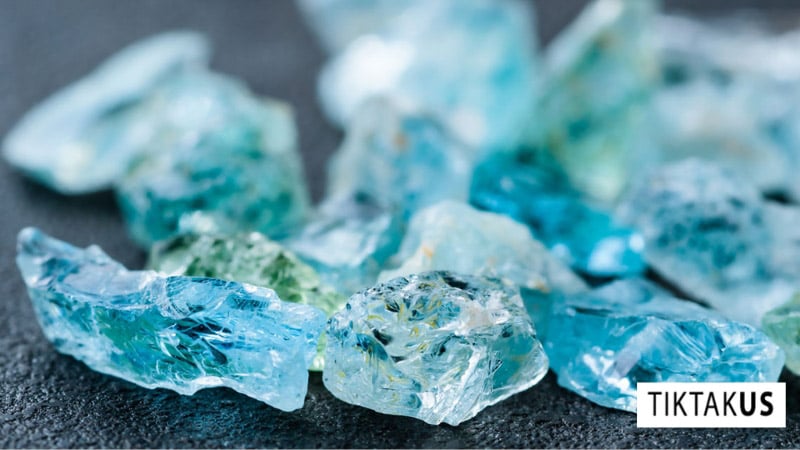 Aquamarine là một loại beryl, cùng họ với đá emerald