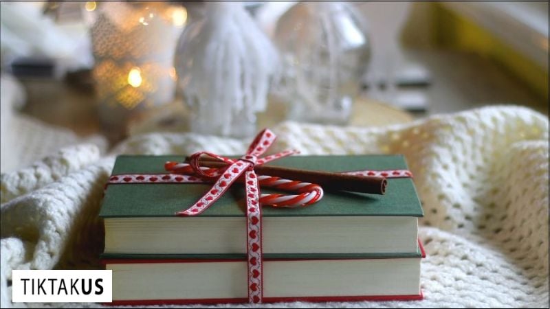 ùy vào sở thích của người được tặng, bạn có thể lựa chọn tiểu thuyết, truyện tranh, sách kỹ năng sống, sách phát triển bản thân…