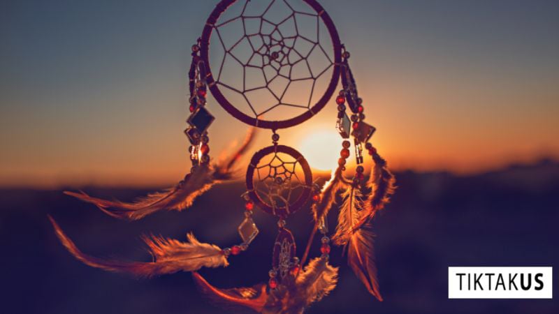 Dreamcatcher là món quà độc đáo mang ý nghĩa xua đuổi tà ma, mang lại giấc mơ đẹp và bình an cho bạn gái