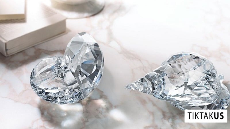 Đá Swarovski mang lại độ trong suốt và lấp lánh tương tự như kim cương