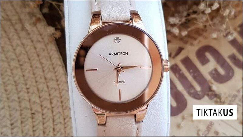 Đa số đồng hồ Armitron sử dụng máy Quartz (pin)
