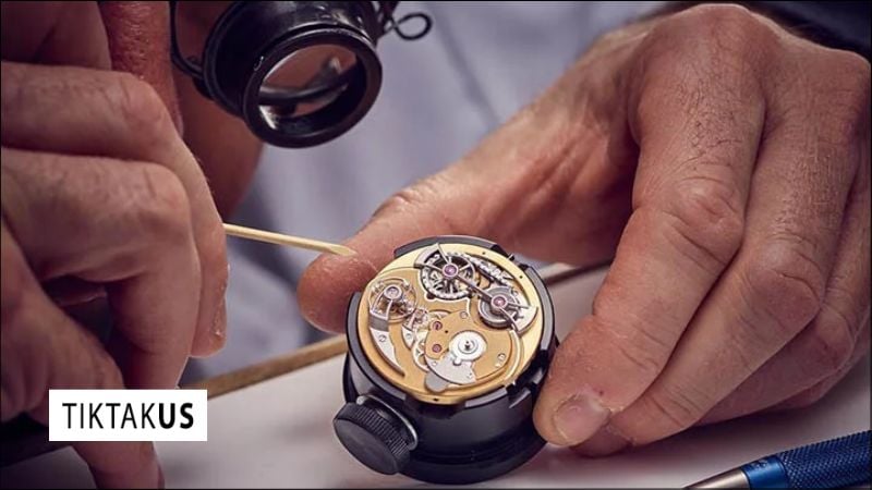 Đồng hồ cơ hoạt động dựa trên năng lượng tích trữ trong dây cót