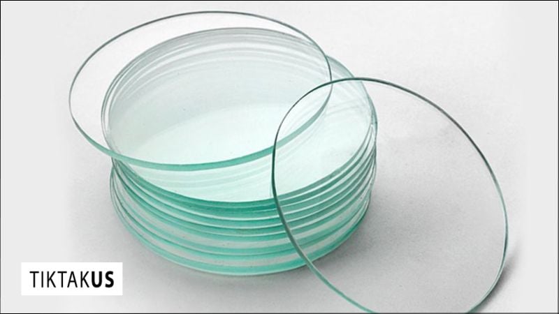 Khả năng đánh bóng kính đồng hồ và chi phí thay thế là yếu tố cần cân nhắc.