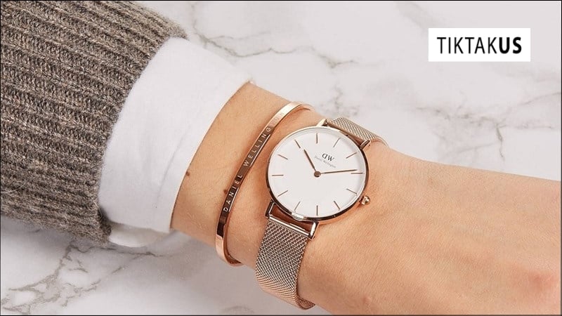 Bạn nên luồn được ngón tay út hoặc ngón trỏ vào giữa dây đeo và cổ tay một cách vừa vặn