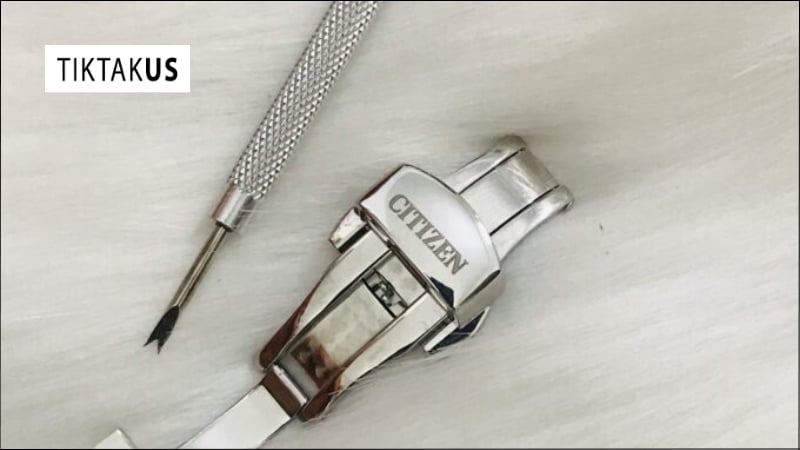 Vệ sinh thường xuyên giúp khóa bướm luôn bền đẹp