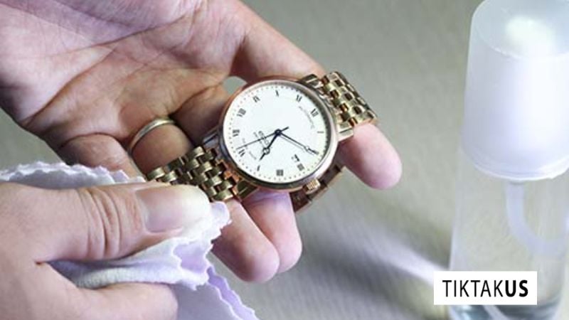 Dùng khăn mềm, khô lau kỹ, có thể dùng máy sấy tóc chế độ mát.