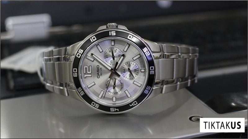 Để cảm nhận nấc chỉnh đồng hồ một cách dễ dàng, hãy kéo núm chỉnh đồng hồ từ từ và nhẹ nhàng