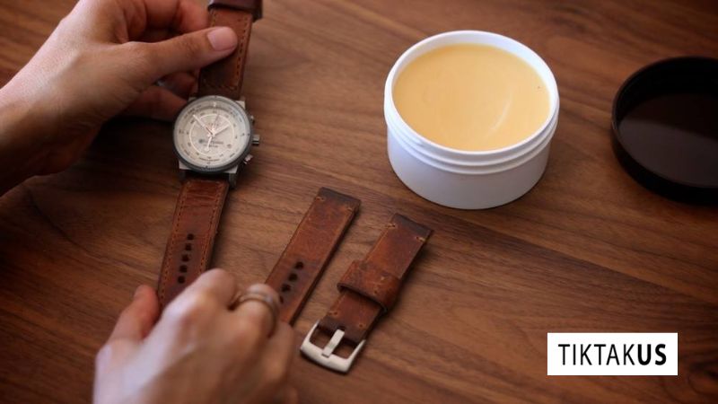 Ưu tiên phương pháp tự nhiên hoặc sản phẩm chuyên dụng cho đồng hồ/trang sức.