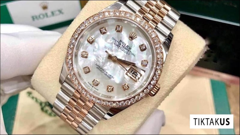 Ký hiệu vương miện khắc laser ở góc 6 giờ