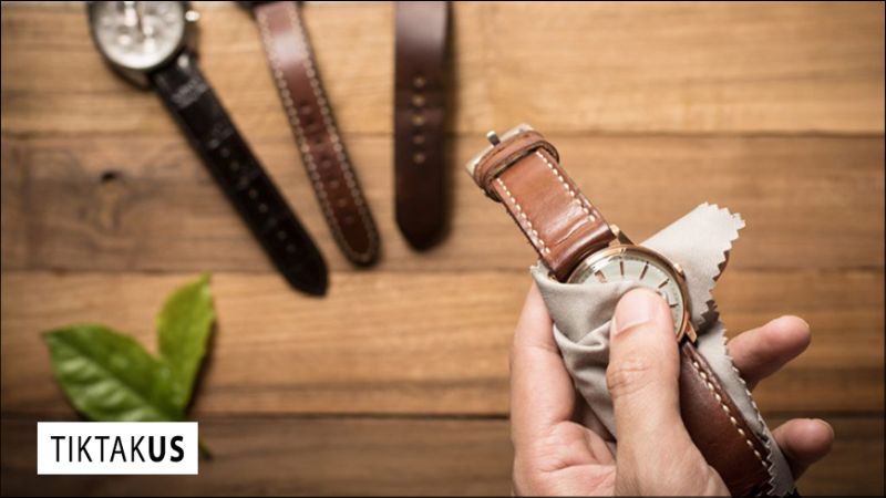 Dây mới không cần vệ sinh ngay. Lau nhẹ bằng khăn khô mềm sau mỗi lần đeo