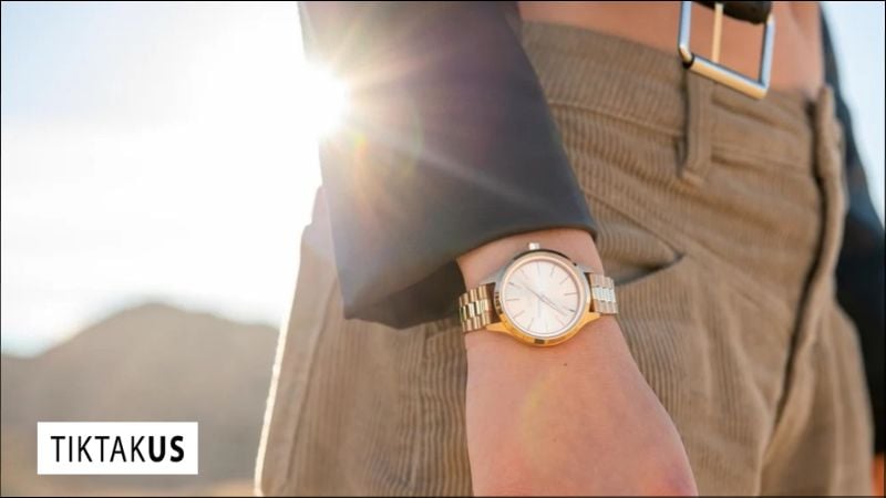 Pin sạc trong đồng hồ năng lượng mặt trời có tuổi thọ rất cao, thường từ 10 đến 20 năm