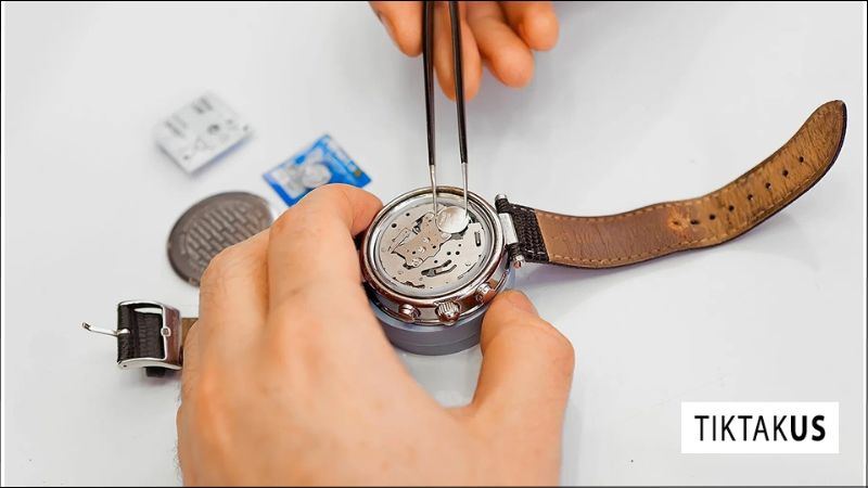 Có, đối với đa số đồng hồ quartz sử dụng kim và có các bánh răng truyền động, việc lau dầu là cần thiết